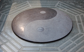 Yin_Yang_carved_in_stone